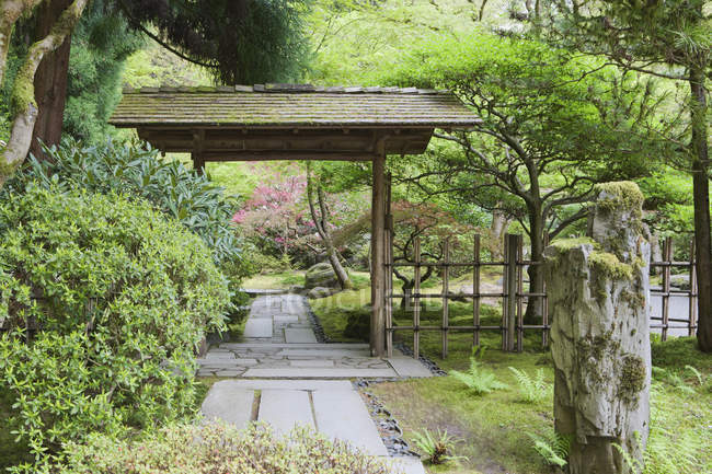 Gazebo en Japanese Garden, Portland, Oregon, Estados Unidos - foto de stock