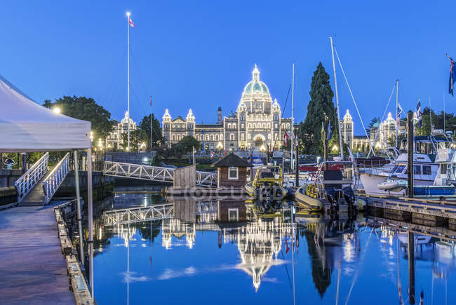 Parlamentsgebäude und Hafen in der Morgendämmerung beleuchtet, Victoria, britische Columbia, Kanada — Stockfoto