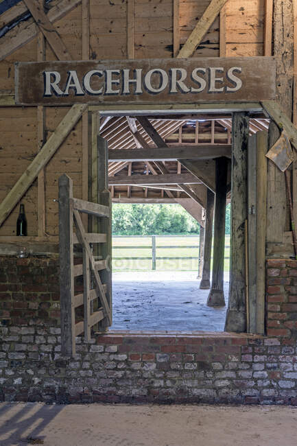 Insegna cavallo da corsa sopra fattoria, Beaconsfield, Buckinghamshire, Inghilterra — Foto stock