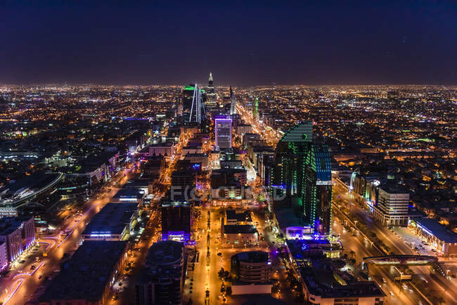 Ruas em paisagem urbana iluminada, Riade, Arábia Saudita — Fotografia de Stock