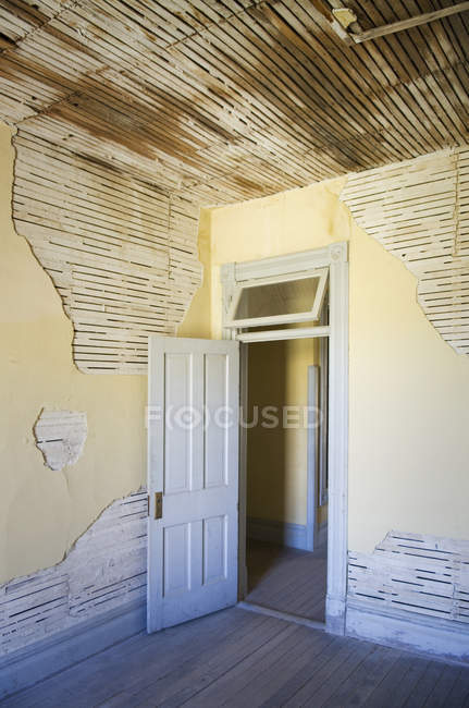Puerta abierta de la habitación en ruinas en Bannack, Montana, Estados Unidos - foto de stock