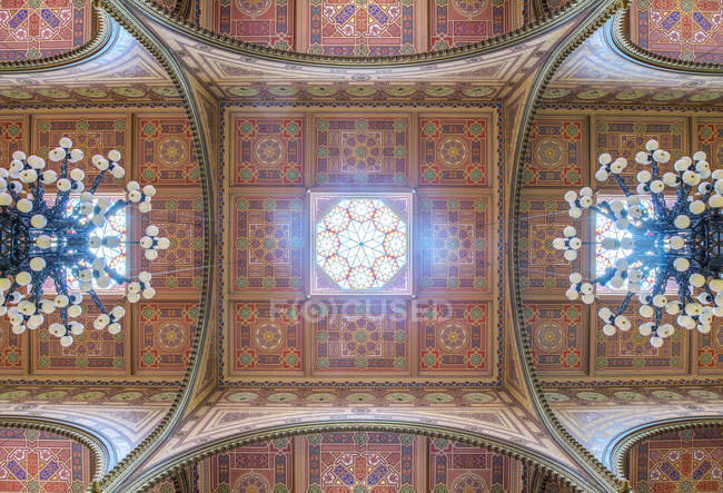 Декоративный потолок уличной синагоги Фафани, Будапешт, Венгрия — стоковое фото