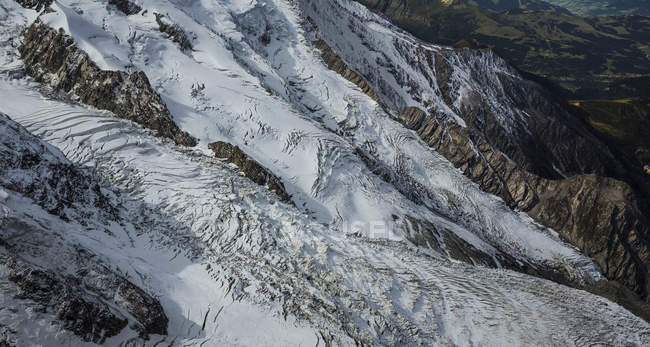 Rocas glaciares nevadas en las montañas, Chamonix, Francia - foto de stock