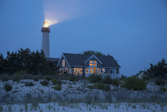 Leuchtturm strahlt in Strandhaus in neuem Trikot, Vereinigte Staaten — Stockfoto