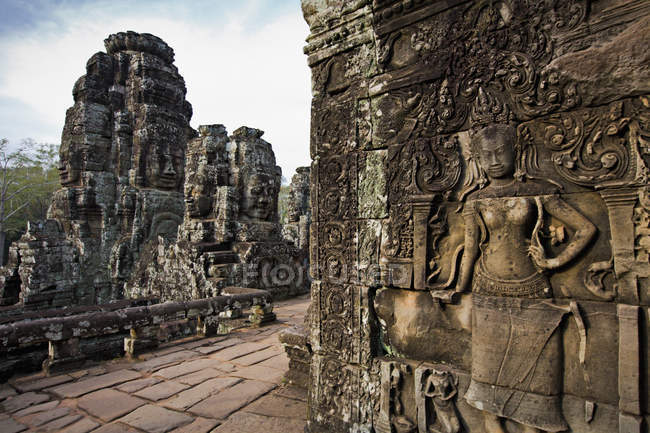 Tallados de piedra ornamentados en las paredes, Angkor, Camboya - foto de stock