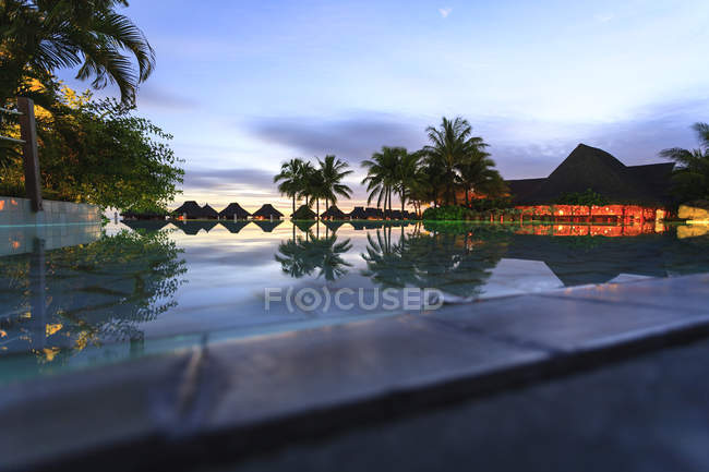 Palme e resort tropicale, Bora Bora, Polinesia Francese — Foto stock
