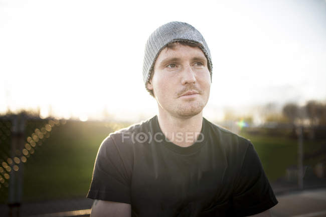 Homem caucasiano usando chapéu de gorro ao ar livre — Fotografia de Stock
