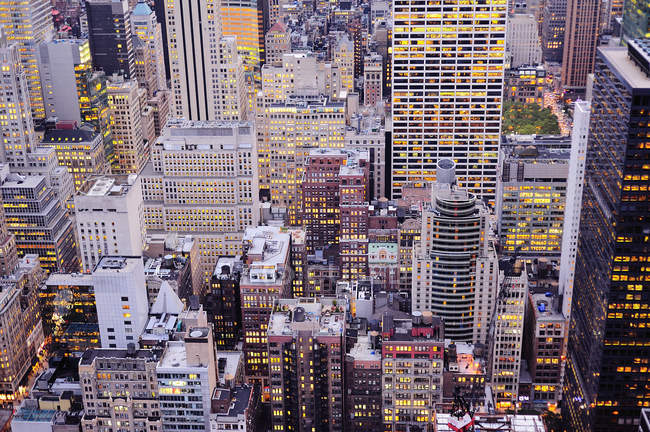 Veduta aerea di grattacieli nel paesaggio urbano al crepuscolo — Foto stock