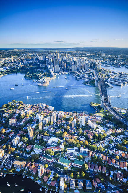 Вид с воздуха на Сиднейский оперный театр и мост в Сиднее, Австралия — стоковое фото