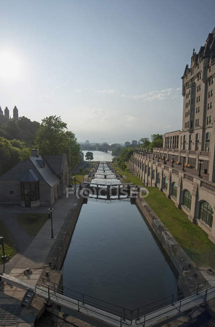 Serrature del Canale Rideau sotto il cielo azzurro, Ottawa, Ontario, Canada — Foto stock