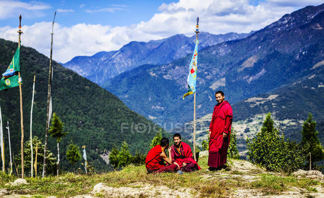 Asiatische Mönche mit Fahne auf abgelegenen Hügeln — Stockfoto