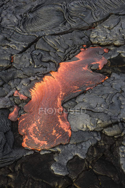 Geschmolzene Lava glüht in der Nähe getrockneter Lava auf Felsen der großen Insel, Hawaii, USA — Stockfoto