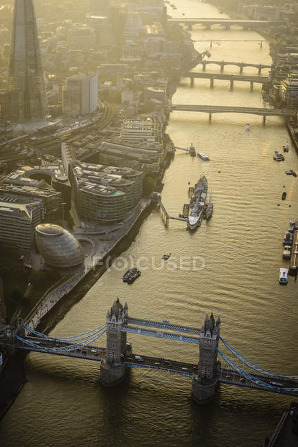 Vue aérienne du paysage urbain de Londres, Tower Bridge et rivière, Angleterre — Photo de stock