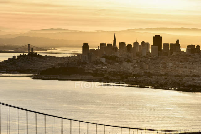 Siluetas del horizonte de la ciudad de San Francisco al atardecer, San Francisco, California, Estados Unidos - foto de stock