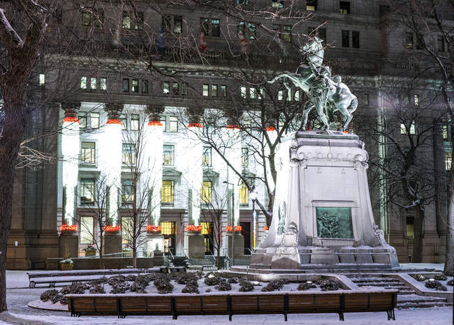 Nieve en estatua en la ciudad por la noche, Montreal City, Quebec, Canadá - foto de stock