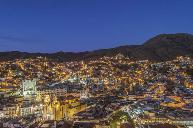 Veduta aerea dell'illuminazione notturna del paesaggio urbano di Guanajuato, Guanajuato, Messico — Foto stock