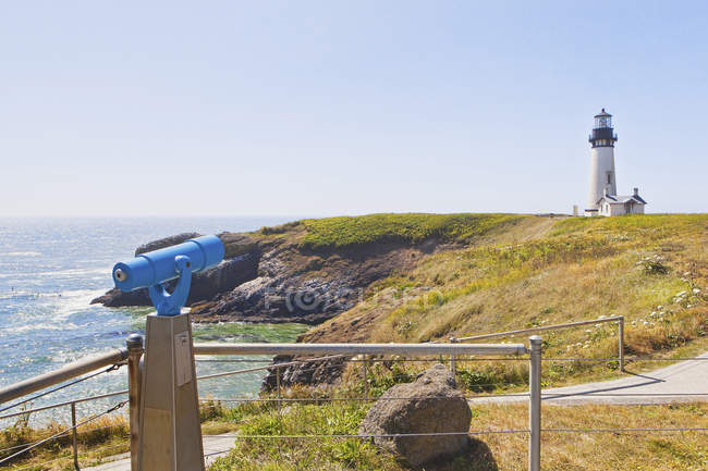 Telescope overlooking lighthouse on cliff, Newport, Oregon, United States — Stock Photo