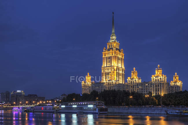 Edifici decorati illuminati di notte, Mosca, Russia — Foto stock