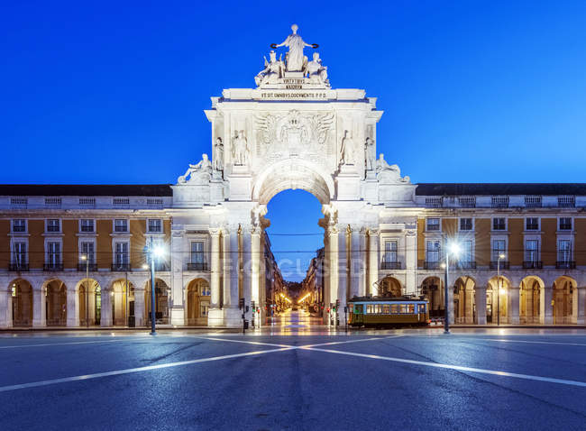Arco decorado iluminado en la Plaza del Comercio, Lisboa, Lisboa, Portugal - foto de stock