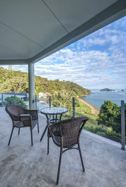 Tisch und Stühle auf dem Balkon mit Blick auf die Bucht der Inseln, Paihia, Neuseeland — Stockfoto