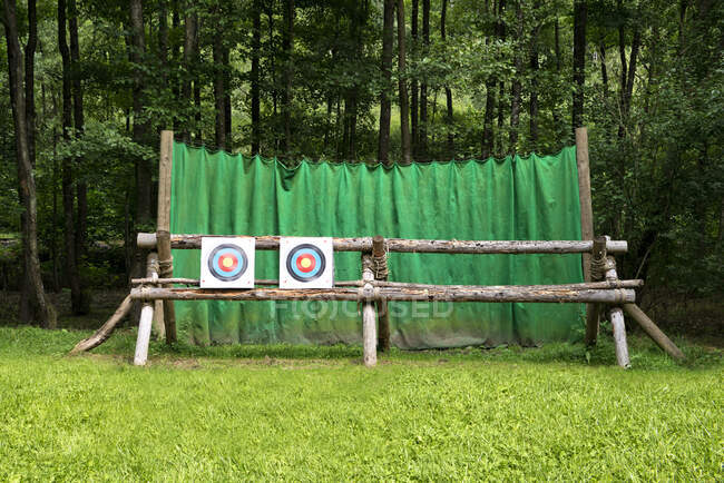 Objetivos en la valla en el rango de tiro con arco - foto de stock