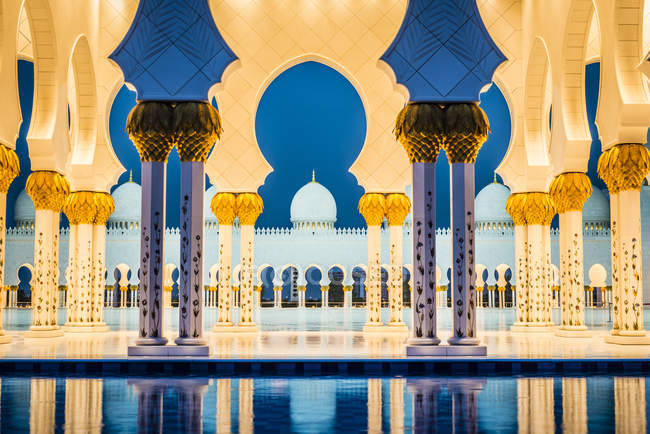 Украшенные мозаичные арки Большой мечети, Абу-Даби, Объединенные Арабские Эмираты — стоковое фото
