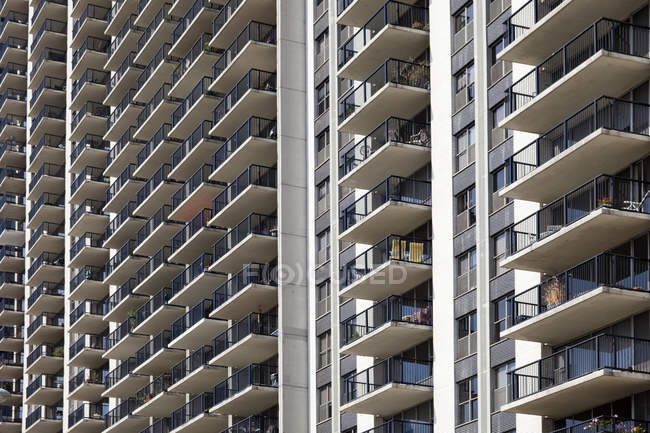 Full frame of apartment building balconies, Chicago, Illinois, Estados Unidos - foto de stock