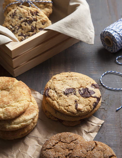 Gros plan sur la variété de biscuits bio maison frais cuits au four — Photo de stock