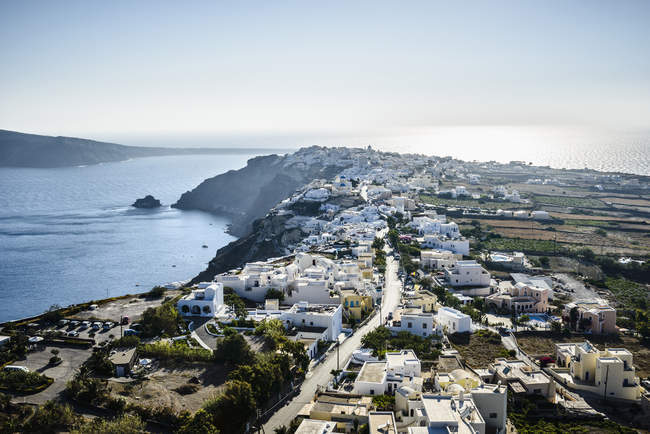 Vista aérea da cidade ao longo do oceano, Oia, Egeo, Grécia — Fotografia de Stock