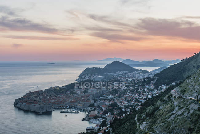 Vue aérienne de la ville côtière sur la colline, Dubrovnik, Dubrovnik-Neretva, Croatie — Photo de stock