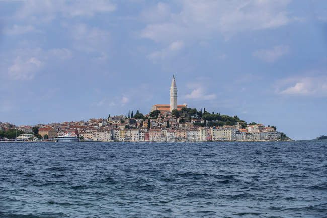 Torre e aldeia costeira no mar, Rovinj, Ístria, Croácia — Fotografia de Stock