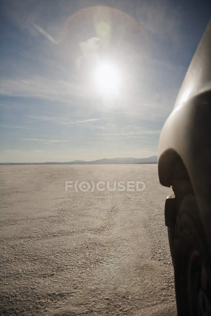 Car driving on salt flats, Bonnaville Salt Flats, Utah, Estados Unidos da América — Fotografia de Stock