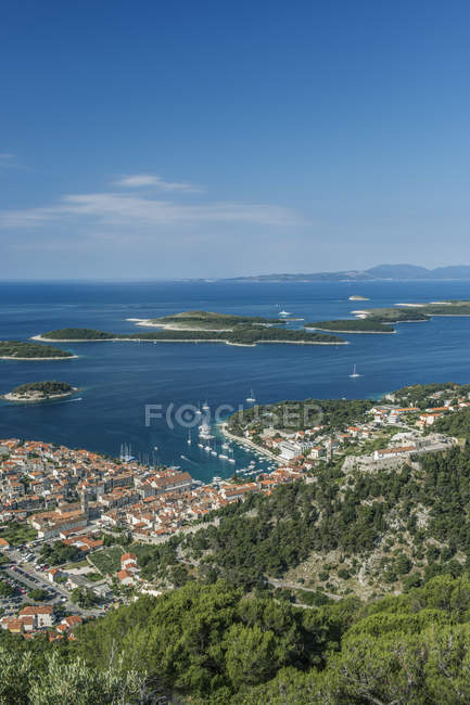 Вид с воздуха на живописный прибрежный город на склоне горы, Хвар, Сплит, Хорватия — стоковое фото