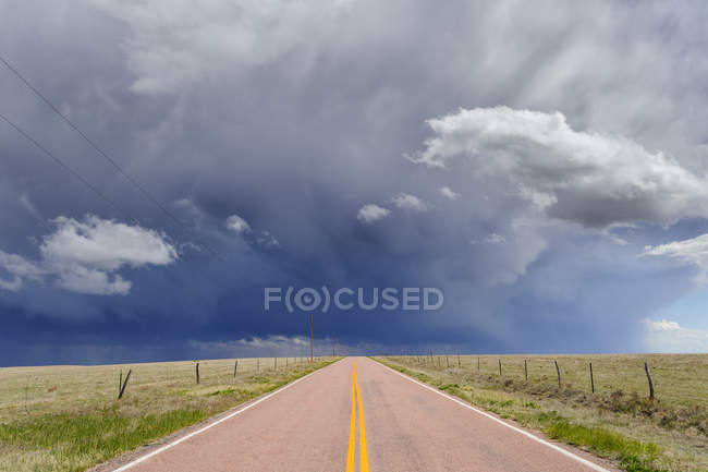 Nuages orageux sur route dégagée, Rush, Colorado, États-Unis — Photo de stock