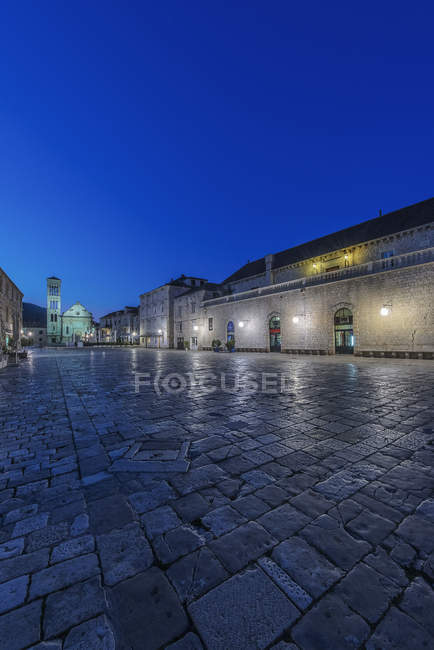 Stadtplatz und nachts beleuchtete Gebäude, hvar, split, croatia — Stockfoto