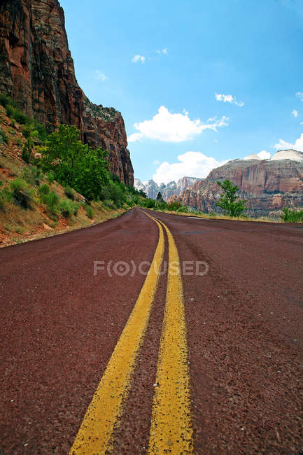 Strada di montagna vuota nel Parco Nazionale di Zion, Utah, USA — Foto stock