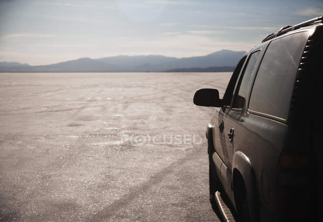 Car driving on salt flats, Bonnaville Salt Flats, Utah, Estados Unidos da América — Fotografia de Stock