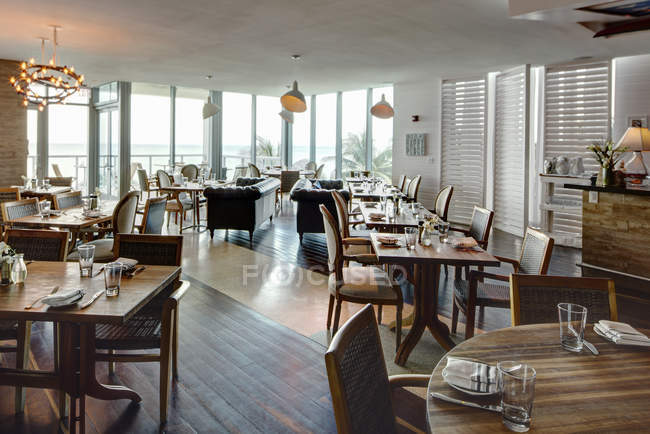 Пустые столики в ресторане в роскошном отеле — стоковое фото
