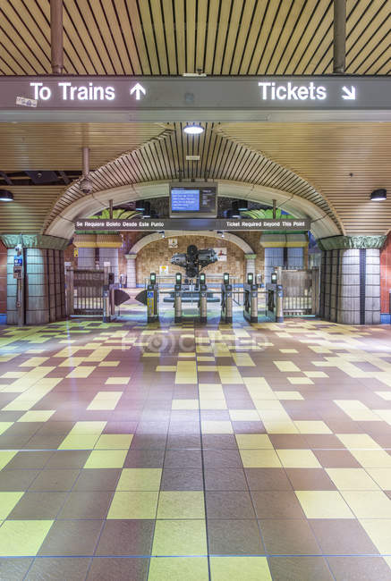 Tornelli e cartelli nella stazione della metropolitana, Los Angeles, California, Stati Uniti — Foto stock