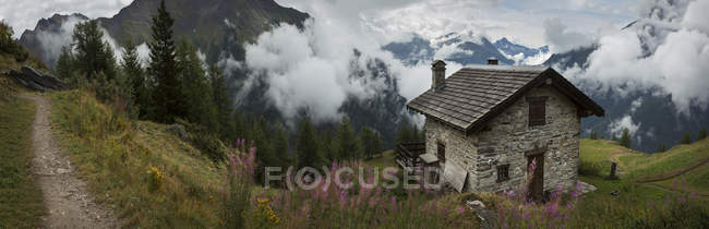 Casa de campo de pedra perto de Mt Blanc trail, Bertone Refuge, Itália — Fotografia de Stock