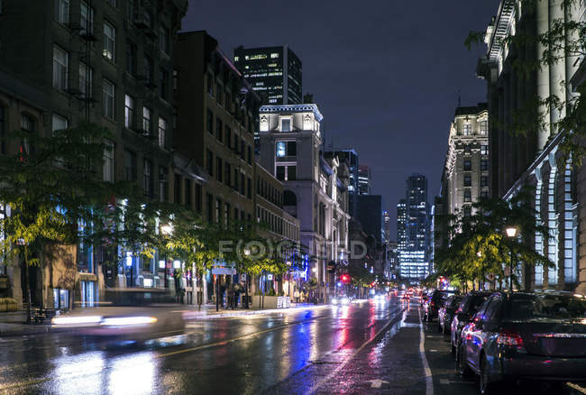 Traffic in wet cityscape at night, Montreal, Quebec, Canada — Stock Photo