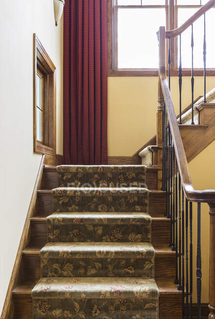 Escalera de moqueta y barandilla en casa rústica - foto de stock