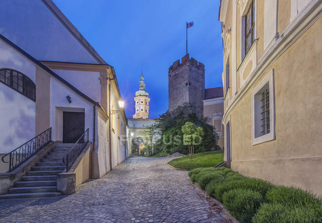 Vicolo illuminato e torre, Mikulov, Moravia meridionale, Repubblica Ceca — Foto stock