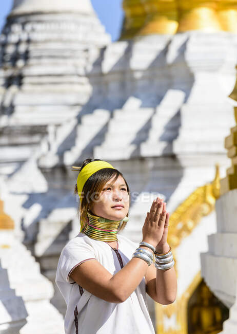 Азиатка танцует традиционный танец в храме — стоковое фото