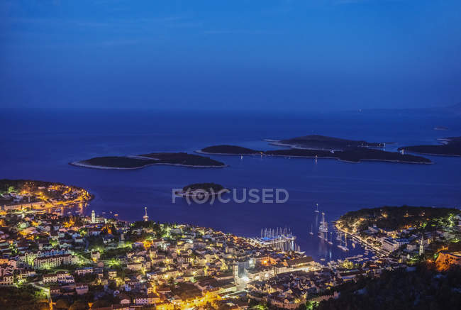 Vista aerea della città costiera illuminata di notte, Hvar, Split, Croazia — Foto stock