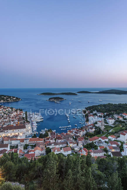 Vista aérea da cidade costeira na encosta, Hvar, Split, Croácia — Fotografia de Stock