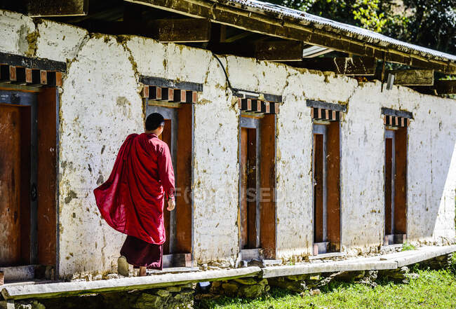Moine en robe devant un monastère — Photo de stock