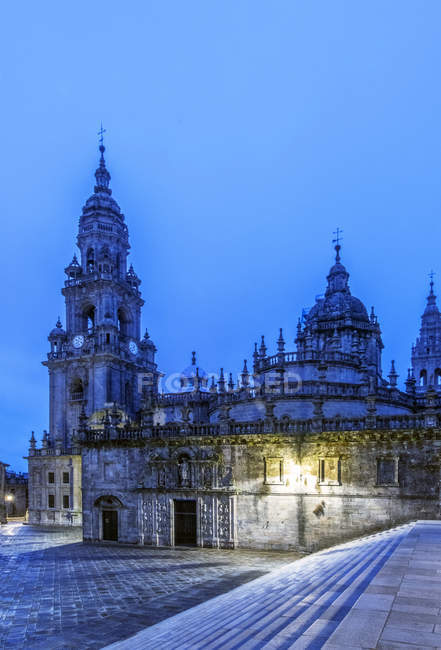 Iglesia adornada de noche, Santiago de Compostela, A Coruña, España, Europa - foto de stock