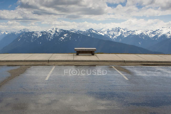 Park bench facing Hurricane Ridge, Olympic National Park, Port Angeles, Washington, United States — Stock Photo