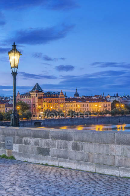 Ponte Carlo e città illuminati all'alba, Praga, Repubblica Ceca — Foto stock